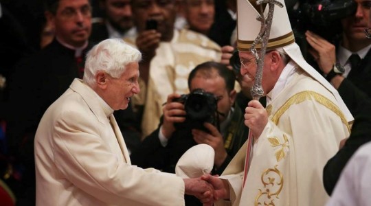 Franciszek modli się za Benedykta XVI w jego 88. urodziny