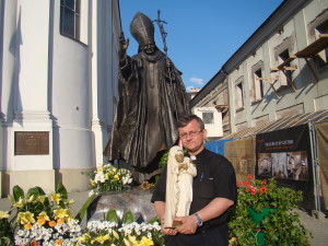Przed pomnikiem św. Jana Pawła w Wadowicach