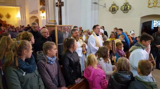 Dzieci, młodzież i ss. kamedułki przyjęły relikwie św. o. Pio
