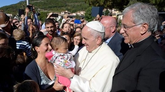 Papież Franciszek ochrzci dzieci z terenów dotkniętych trzęsieniem ziemi (Vatican Service News 03.01.2017)