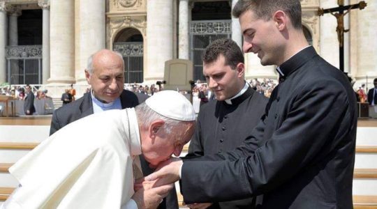 Papież Franciszek ucałował dłonie neoprezbiterom (19.06.2017) Vatican Service News