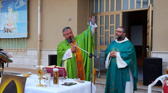 Ks. Jarek na ulicach Soverato zapraszał na Eucharystię (09.07.2017)