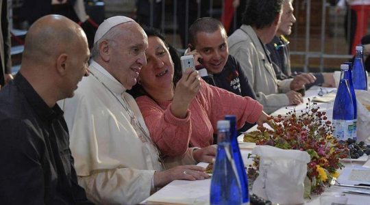 1400 osób zjadło obiad z papieżem w bazylice  (2.10.2017)