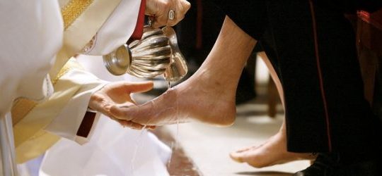 Niezwykły gest pokory (Vatican Service News - 12.10.2017)