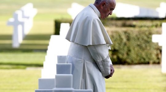 Papież modli się na cmentarzu wojskowym (Vatican Service News - 02.11.2017)