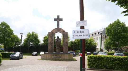Decyzja w sprawie pomnika świętego Jana Pawła II we Francji (Vatican service News - 02.03.2018)