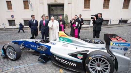 Ojciec Święty poświęcił ekologiczny samochód (Vatican Service News 11.04.2018)
