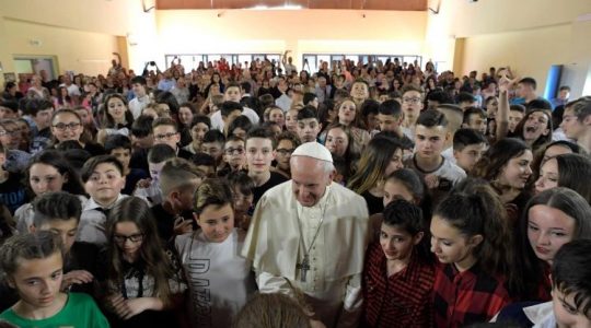 Ojciec Święty wśród dzeci (Vatican Service News - 26.05.2018)