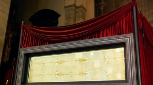 Młodzi z Italii przed relikwią Całunu Turyńskiego (Vatican Service News - 09.08.2018)