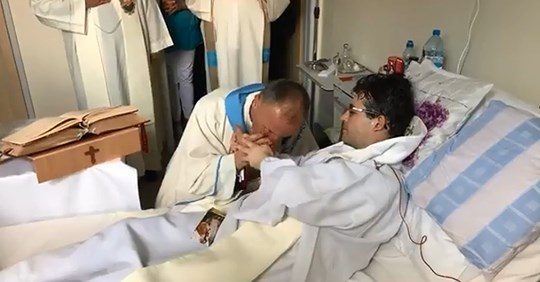 Śmiertelnie chory młody kleryk przyjmuje święcenia kapłańskie na łóżku szpitalnym (Vatican Service News - 24.05.2019 )