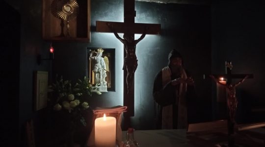 Preghiera per i defunti nel eremo di San Charbel