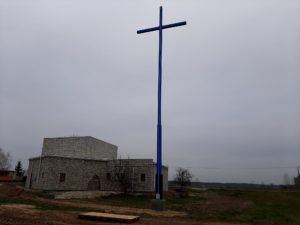 Una grande Croce Blu illuminata di notte alta 15 metri è stata eretta accanto all’Eremo di San Charbel a Florencja in Polonia (10.12.2020)