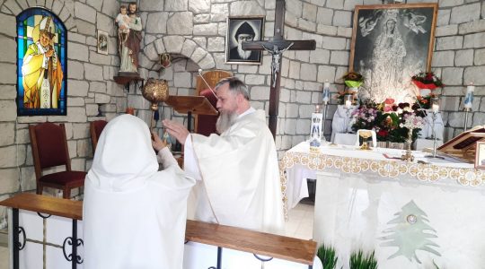 W celi św. Charbela trwa od wczoraj indywidualna adoracja Najświętszego Sakramentu 28.08.2021