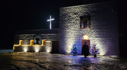 Charbel Tv- Zapalono choinki przed Sanktuarium Matki Bożej i Pustelnią św.Charbela we Florencji koło Iłży, 22.12.2022