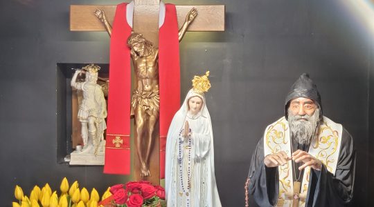 Figurę Matki Bożej Fatimskiej powitano podczas uroczystości św. Charbela 24.04.2023